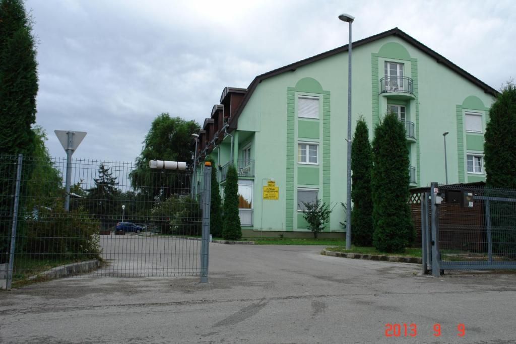 Holdlux Apartmanok Sárvár Exterior foto